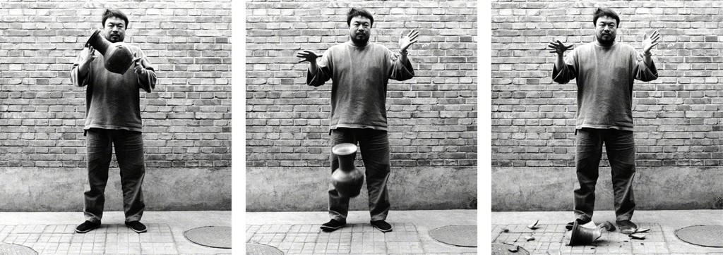 Dropping a Han Dynasty Urn, 1995.    .   (Ai Weiwei) -   .  