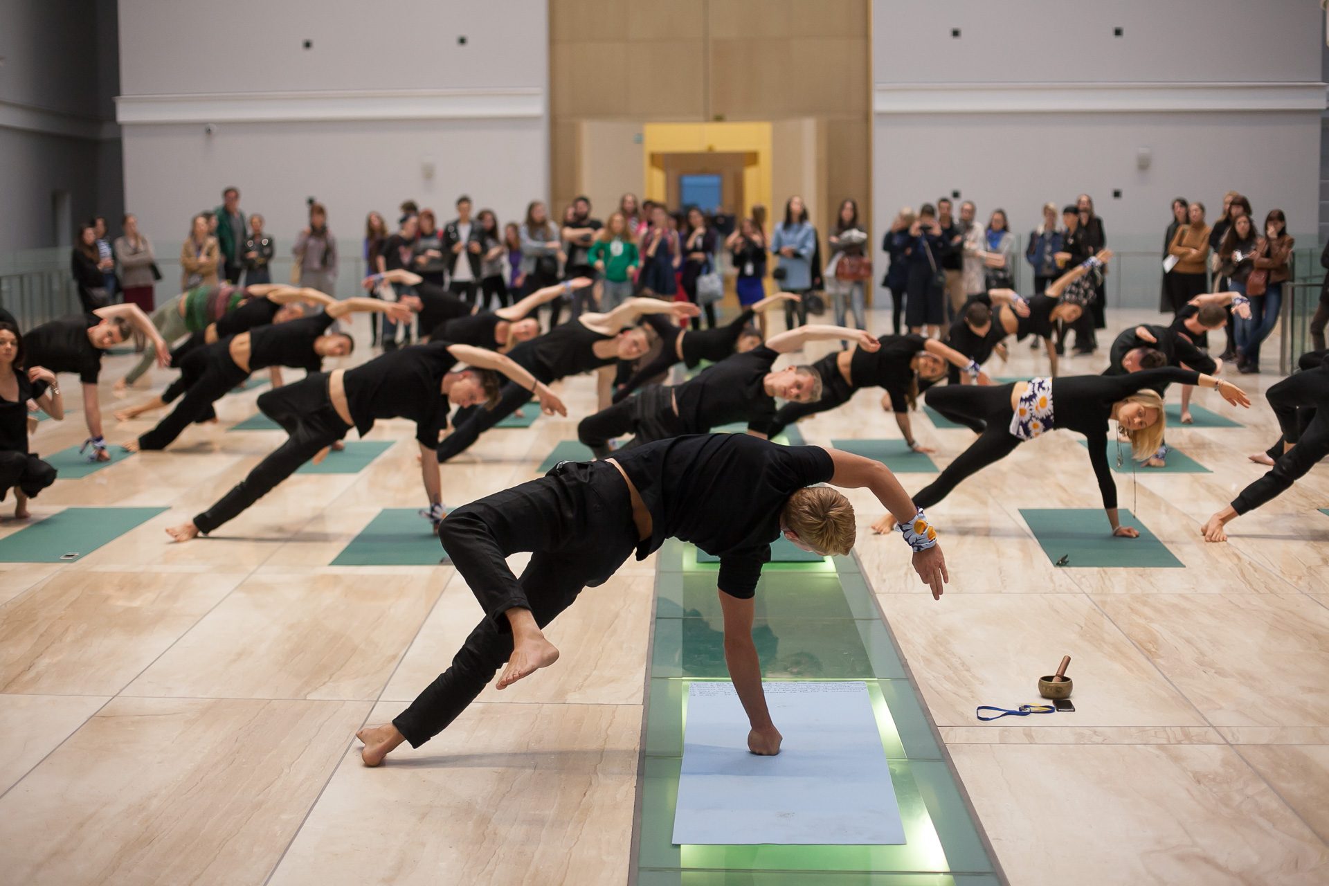 Yoga is art in Hermitage, Saint-Petersburg, Russia.  -    , 2016.   (Aleksey Sergienko) -   .   , .