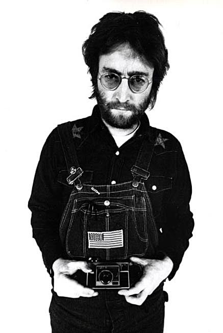 ���� �������� (Annie Leibovitz). ����������� ���������. ������ ������. ���� ������, John Lennon with Instamatic, 1970