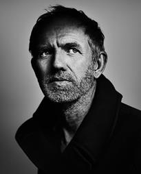 ����. ����� ������� (����. Anton Corbijn, Anton Johannes Gerrit Corbijn van Willenswaard, �. 1955) - ����������� ��������, ��������. ����� ������ ����������� ��� ���� ��������� �����, � ����� ������� Depeche Mode, Nirvana, Metallica, U2